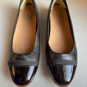 Clarks unstructured Size 10 Black Patent Leather Flats very good condition